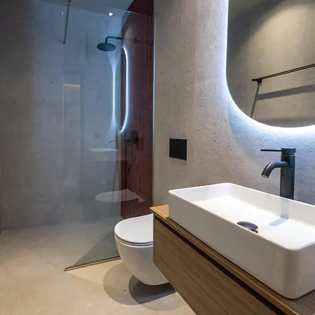 Latitude 37 Apartment *